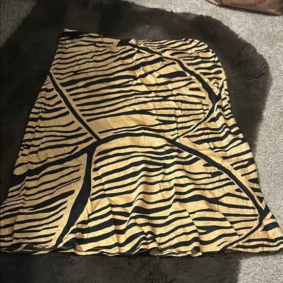Chic Zebra Print Skirt - Picture 4 of 4